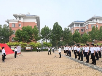 2022年7月1日，縣四大班子領導出席在我校舉行的慶祝建黨101周年升國旗儀式，并帶領大家重溫入黨誓詞